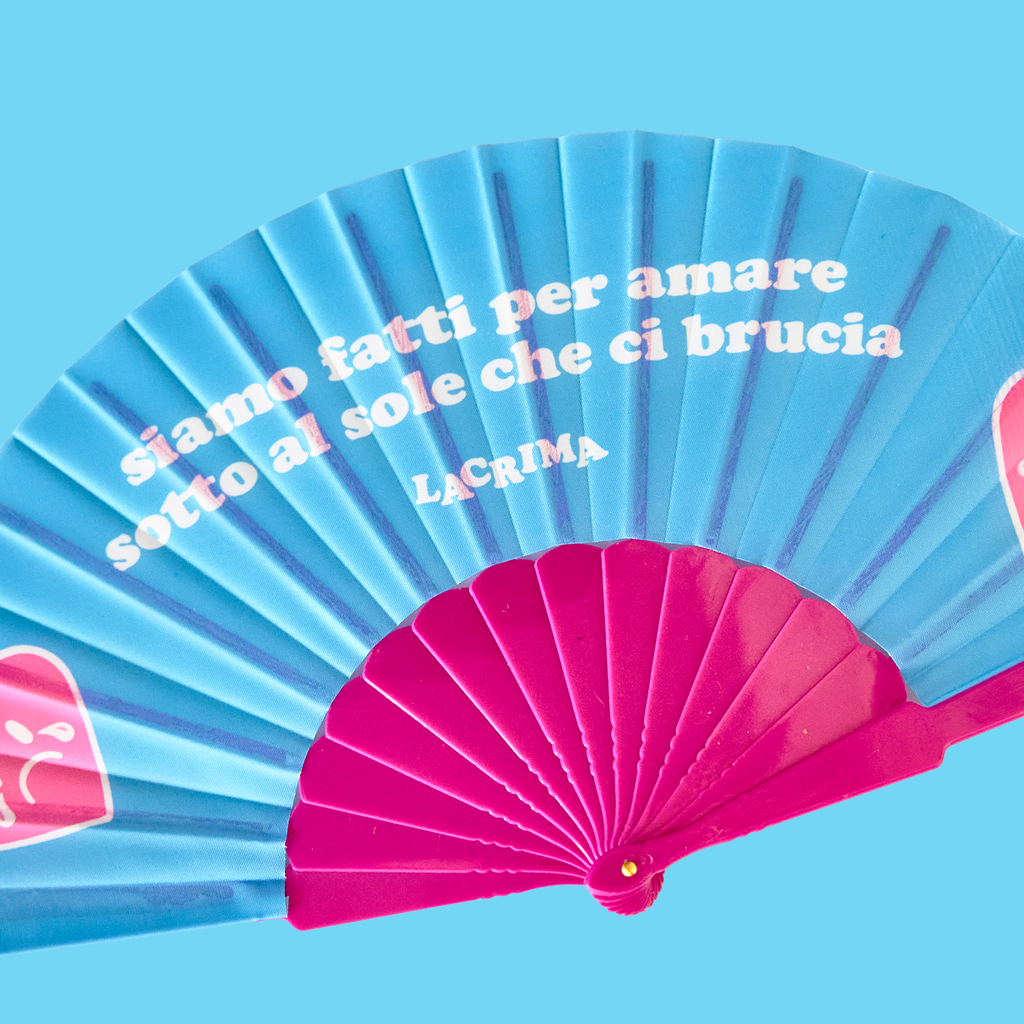 Ventaglio rosa e azzurro siamo fatti per amare, sotto il sole che ci brucia