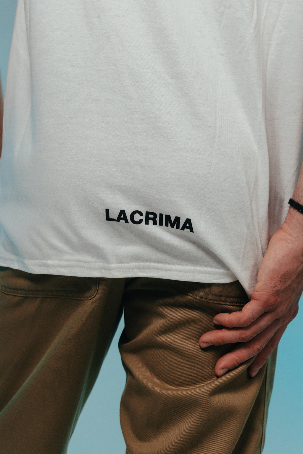 Maglietta Bianca Lacrima con frase sul retro – Ho pianto per te in cento bagni