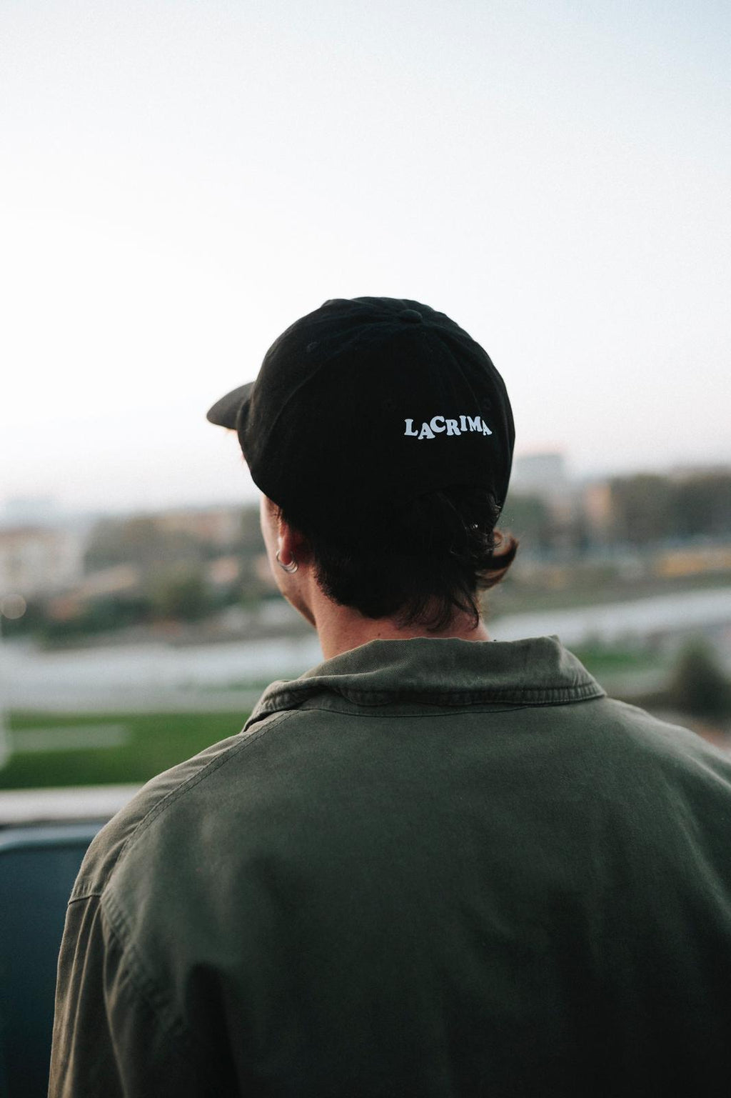 Cappellino nero con scritta voglio piangere – dichiarazione d’intenti, senza filtri.