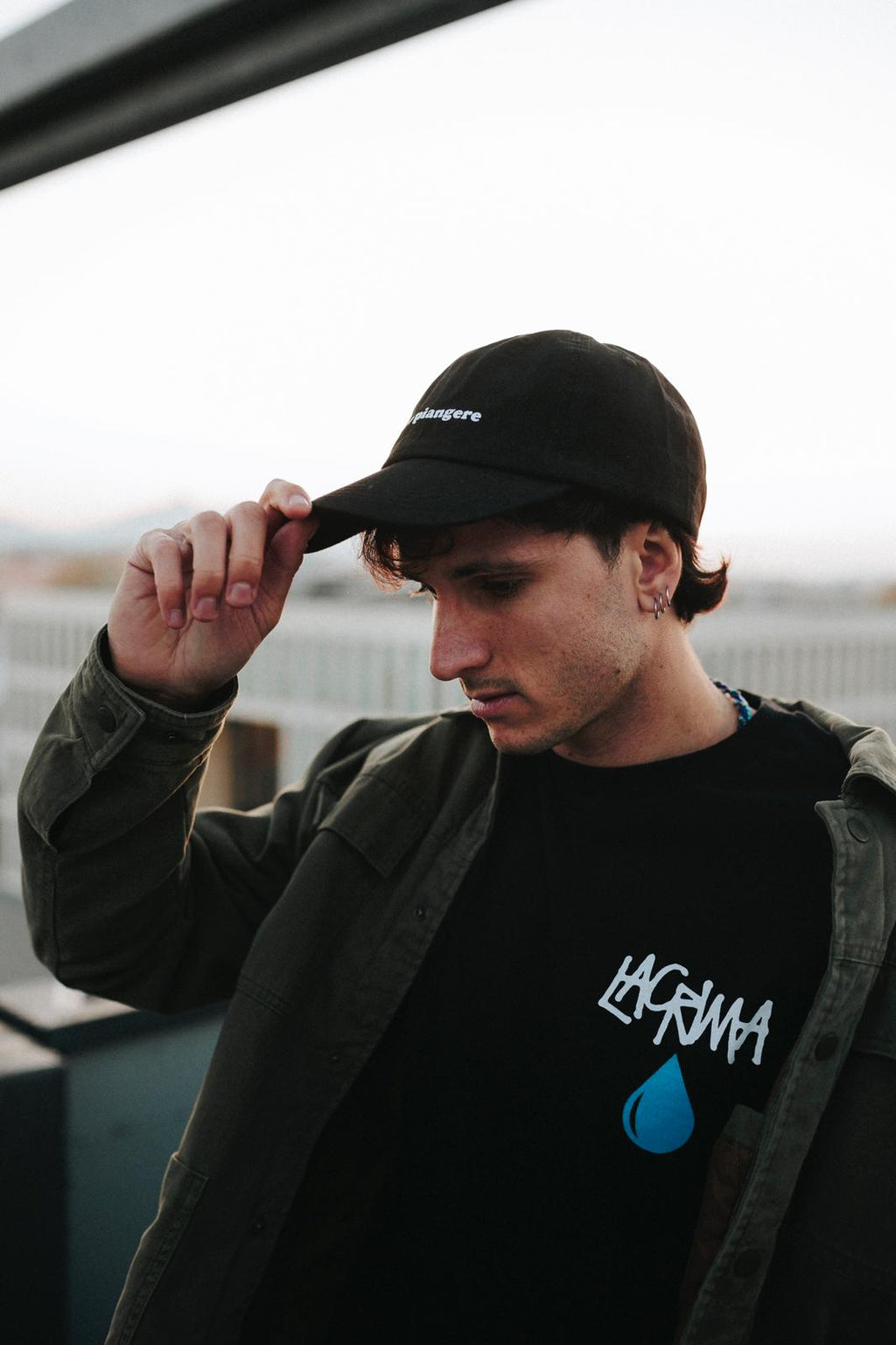 Cappellino nero con scritta voglio piangere – dichiarazione d’intenti, senza filtri.