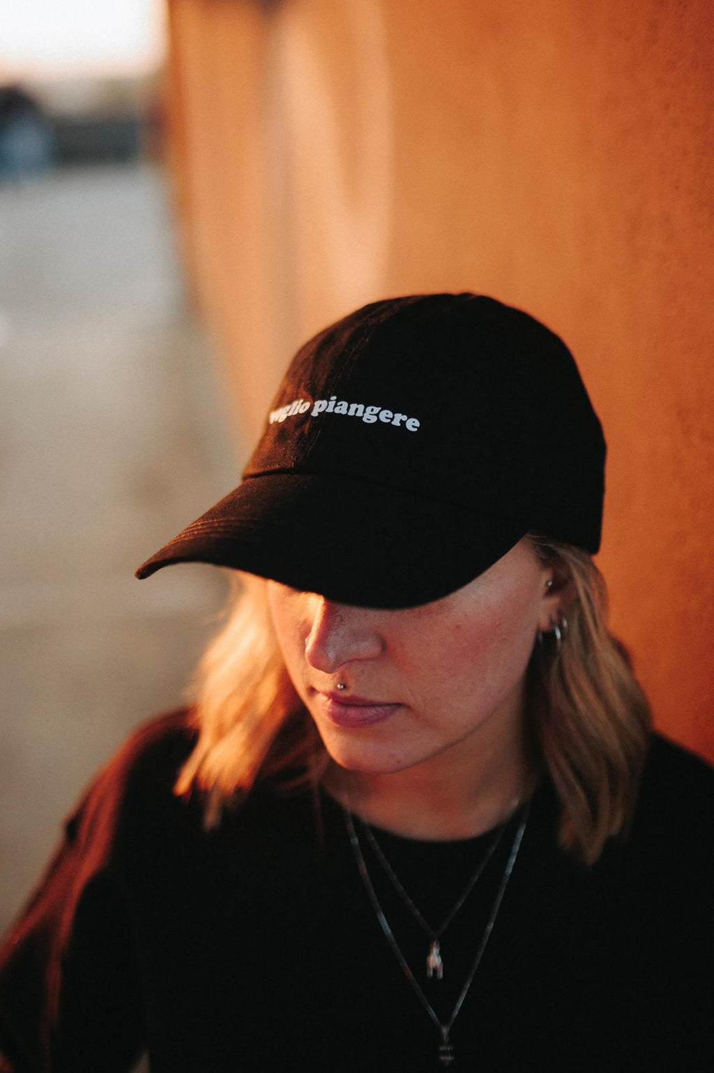 Cappellino nero con scritta voglio piangere – dichiarazione d’intenti, senza filtri.