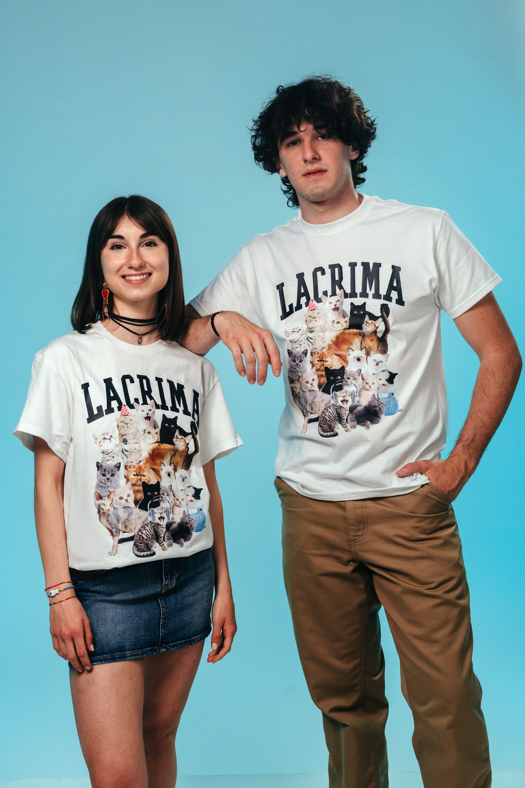 Maglietta bianca unisex con grafica lacrima e un esercito di gattini.