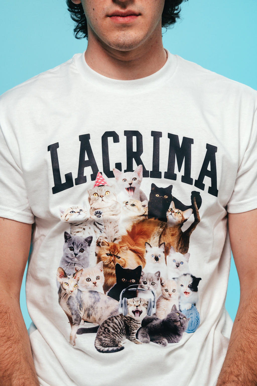 Maglietta bianca unisex con grafica lacrima e un esercito di gattini.