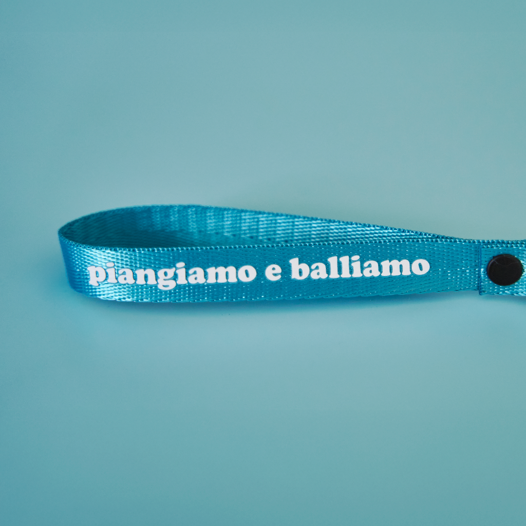 Portachiavi azzurro piangiamo / balliamo – le chiavi del tuo cuore spezzato.