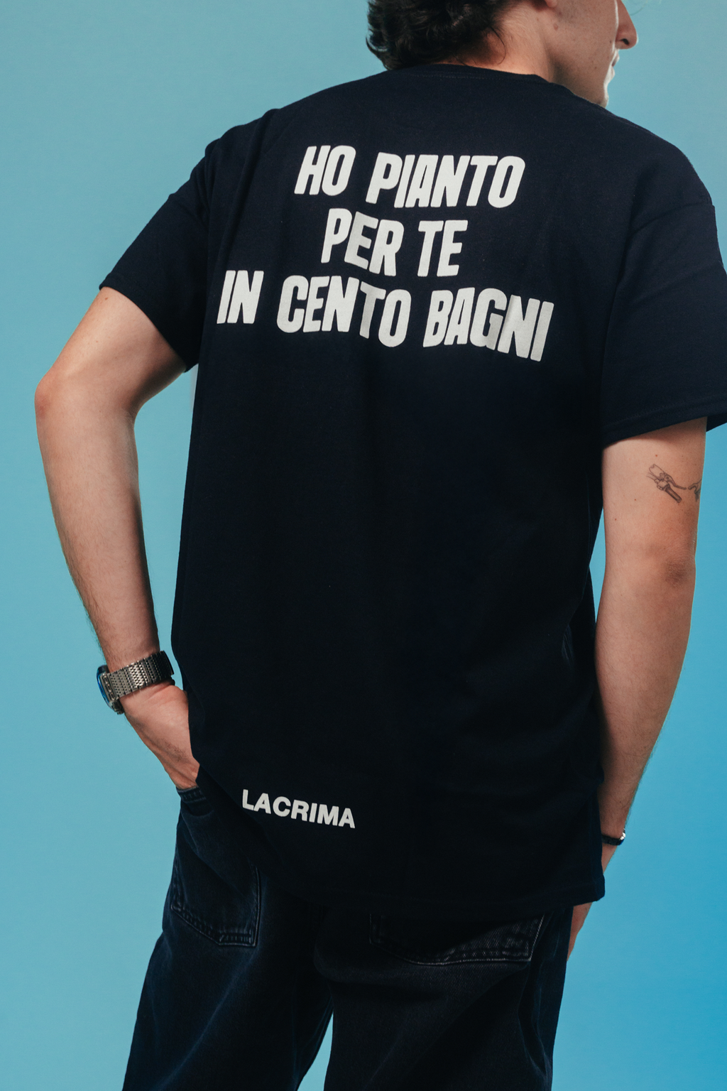 Maglietta Nera Lacrima con frase sul retro – Ho pianto per te in cento bagni