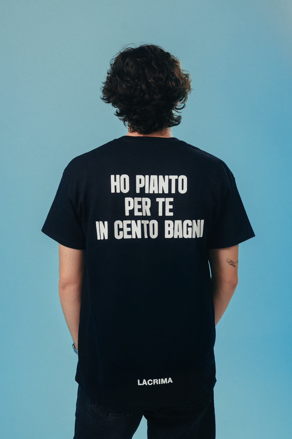 Maglietta Nera Lacrima con frase sul retro – Ho pianto per te in cento bagni
