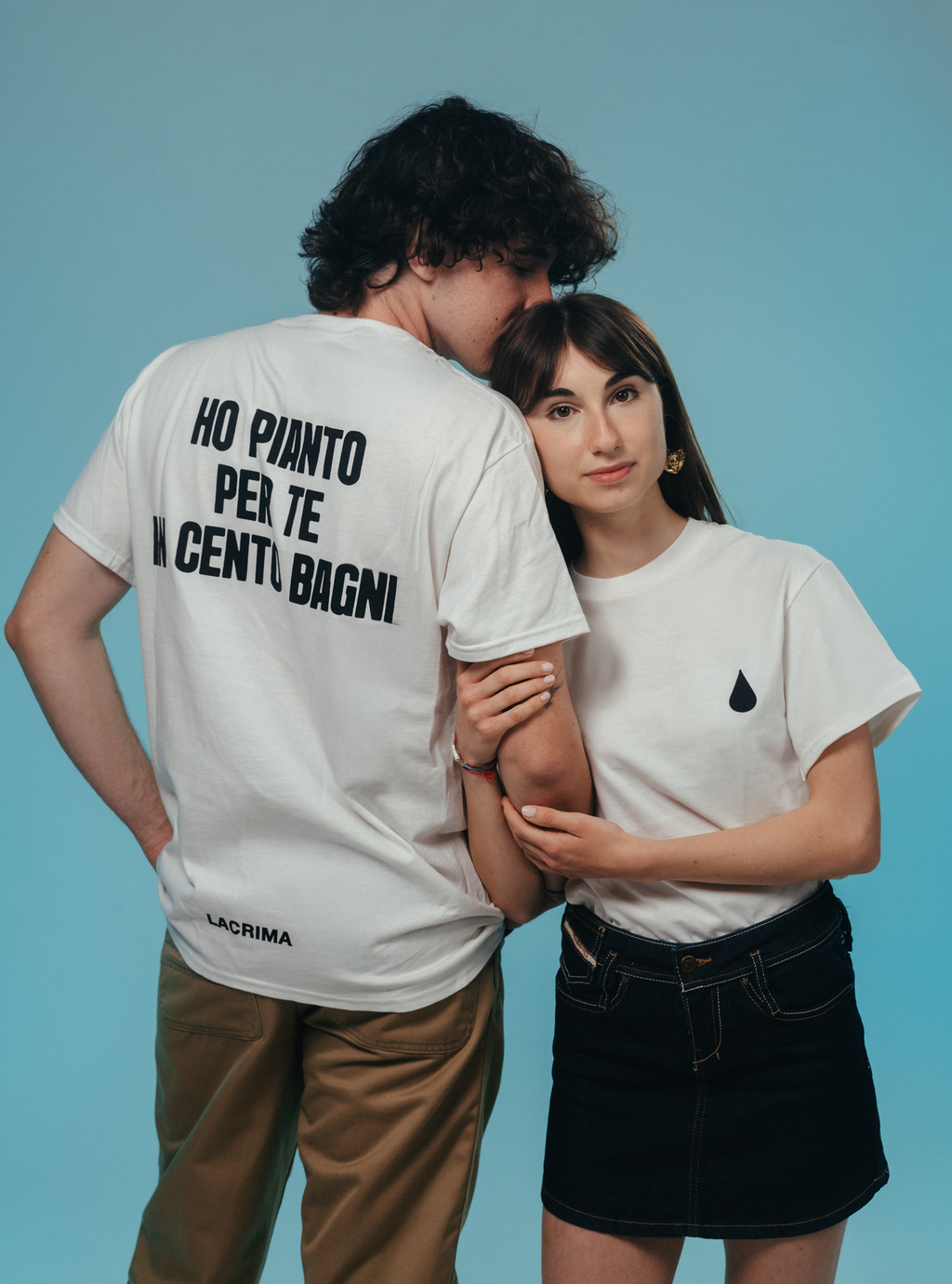 Maglietta Bianca Lacrima con frase sul retro – Ho pianto per te in cento bagni