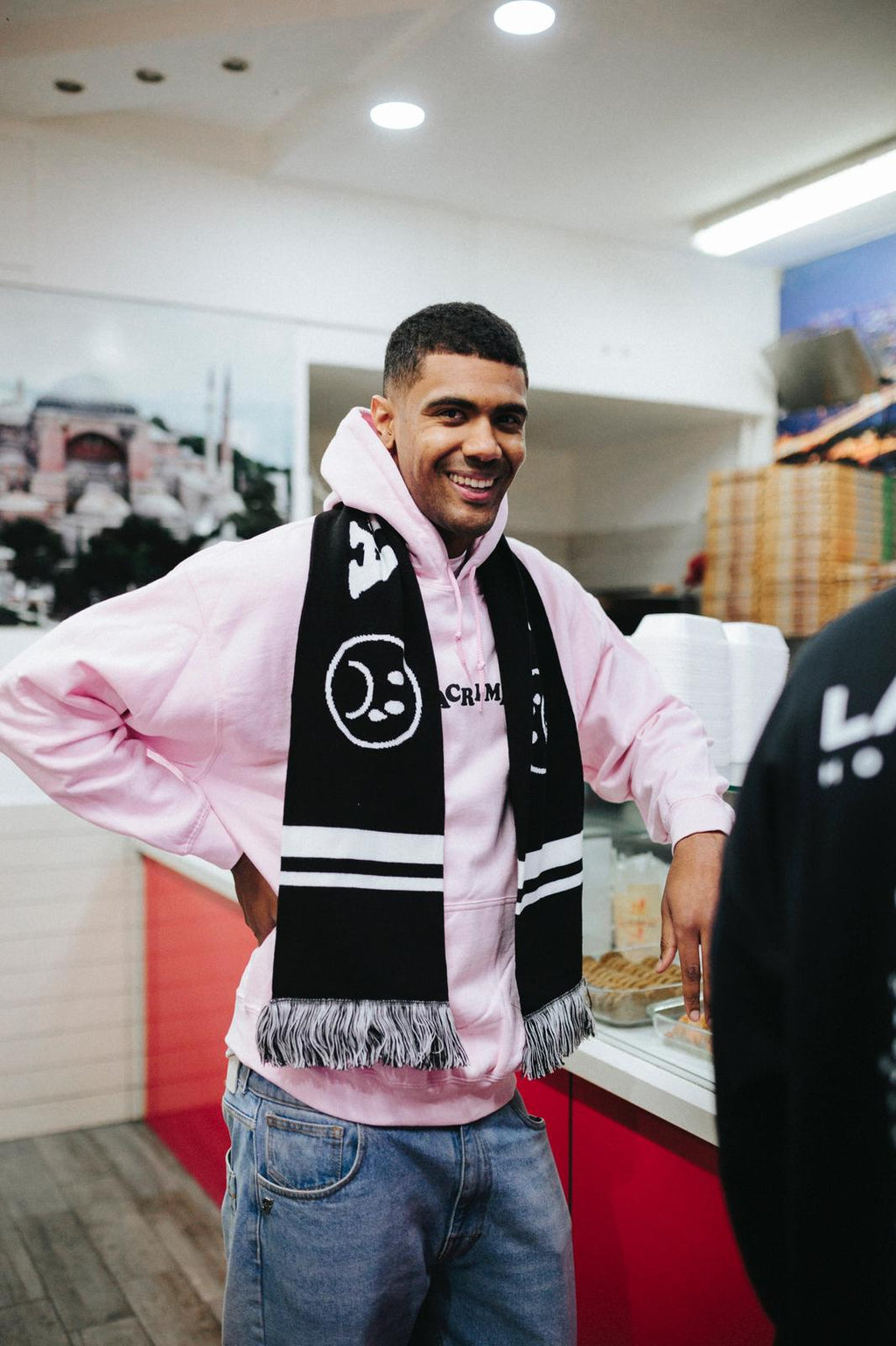 Felpa rosa unisex con logo frontale Lacrima e scritta sul retro l’indie è morto