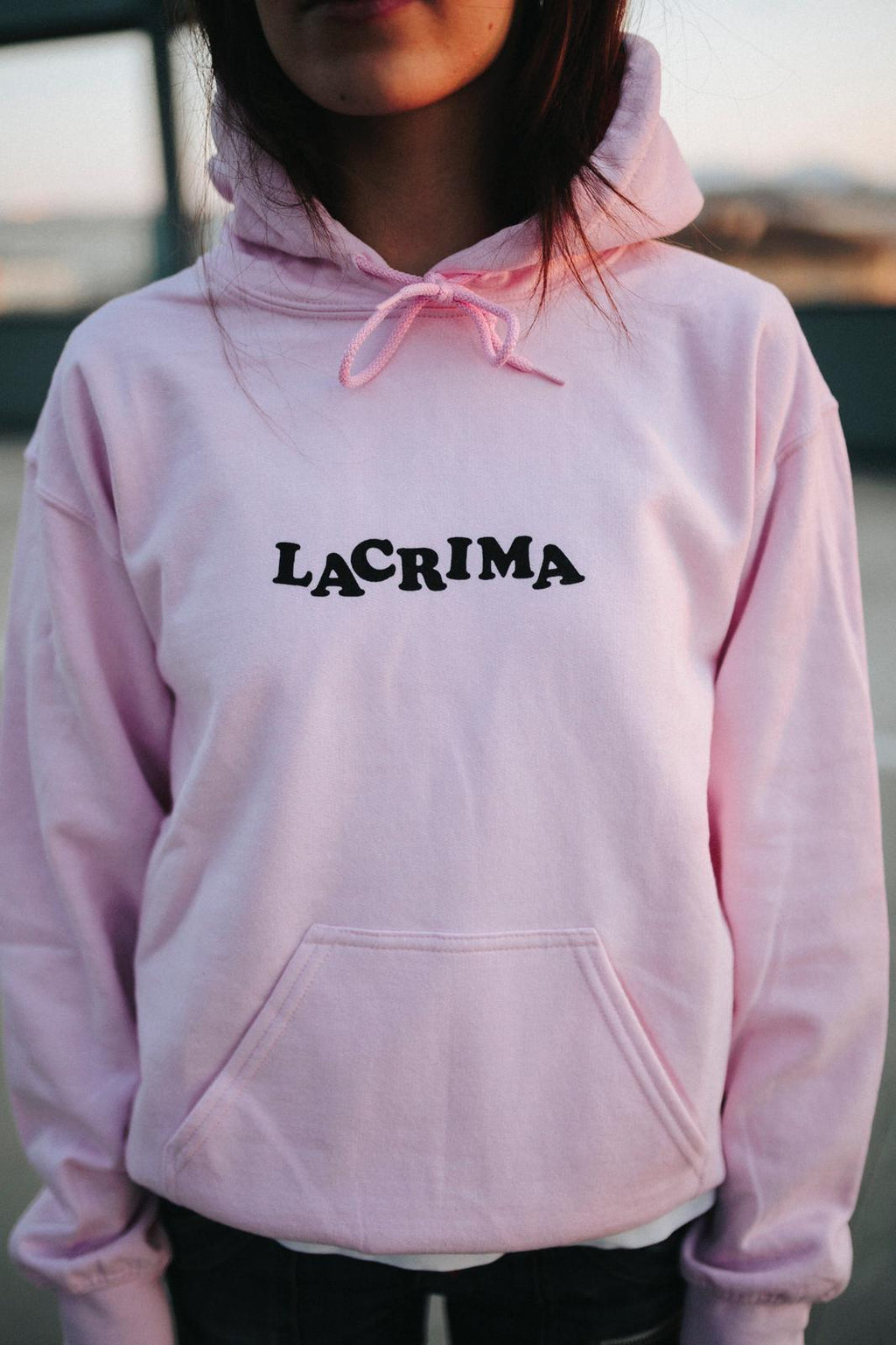 Felpa rosa unisex con logo frontale Lacrima e scritta sul retro l’indie è morto