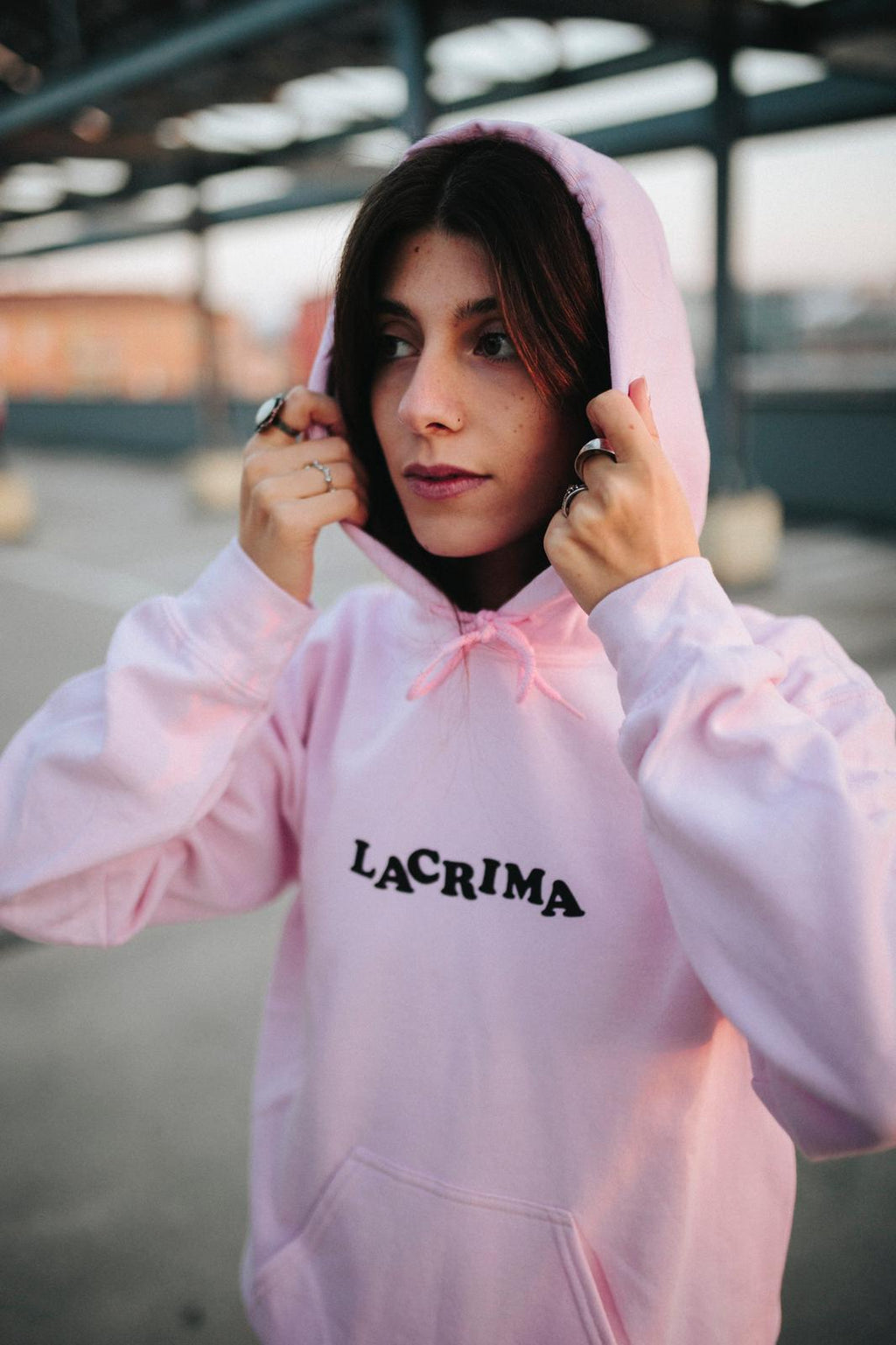 Felpa rosa unisex con logo frontale Lacrima e scritta sul retro l’indie è morto