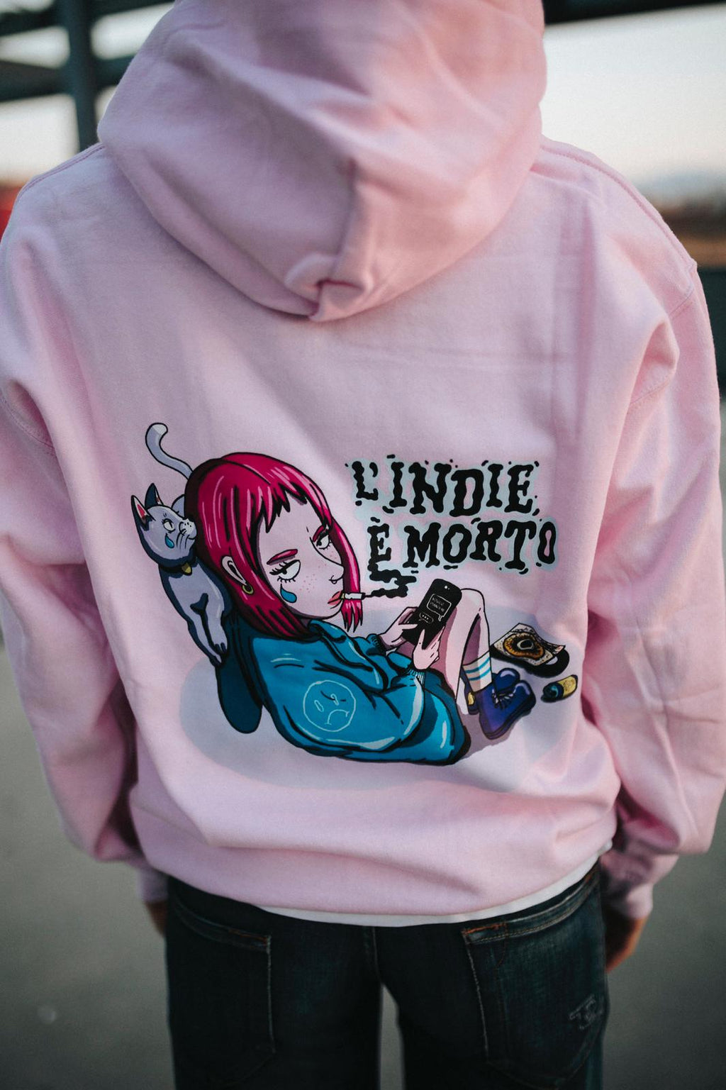 Felpa rosa unisex con logo frontale Lacrima e scritta sul retro l’indie è morto