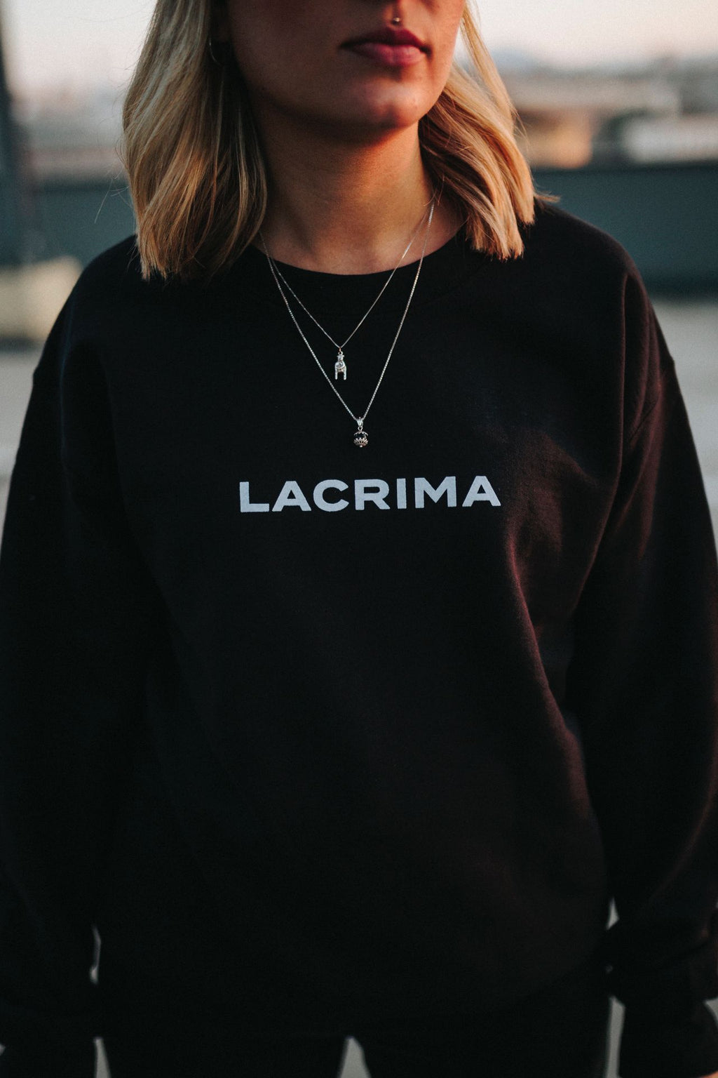 Felpa nera unisex con logo frontale Lacrima e stampa sul retro 10 motivi per cui piangere