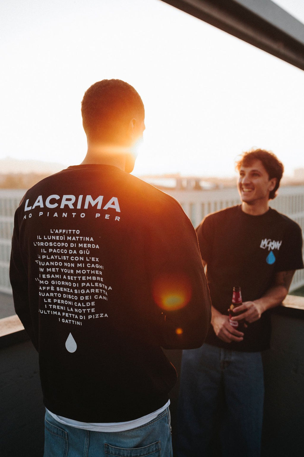 Felpa nera unisex con logo frontale Lacrima e stampa sul retro 10 motivi per cui piangere