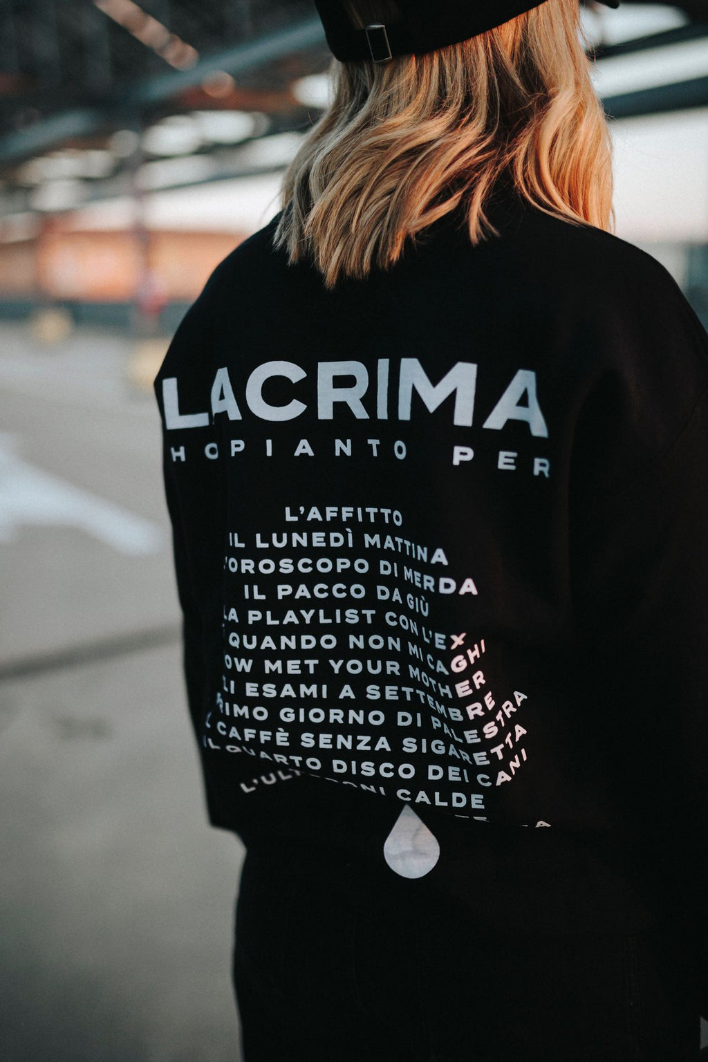 Felpa nera unisex con logo frontale Lacrima e stampa sul retro 10 motivi per cui piangere
