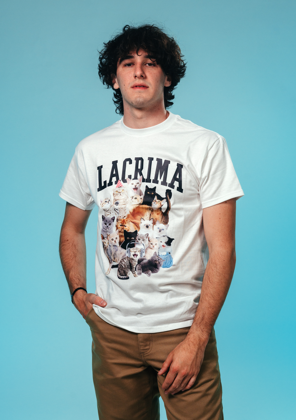 Maglietta bianca unisex con grafica lacrima e un esercito di gattini.
