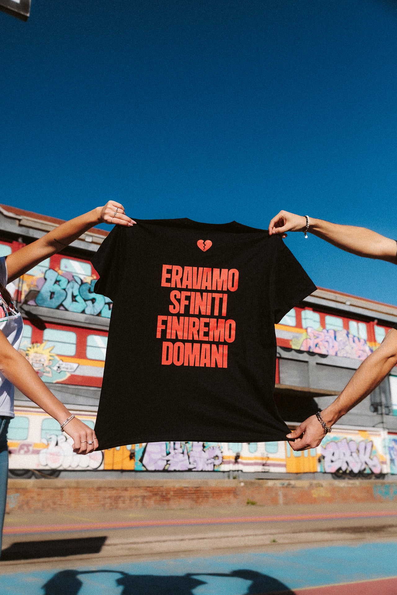 T-shirt Finiremo Nera Rossa