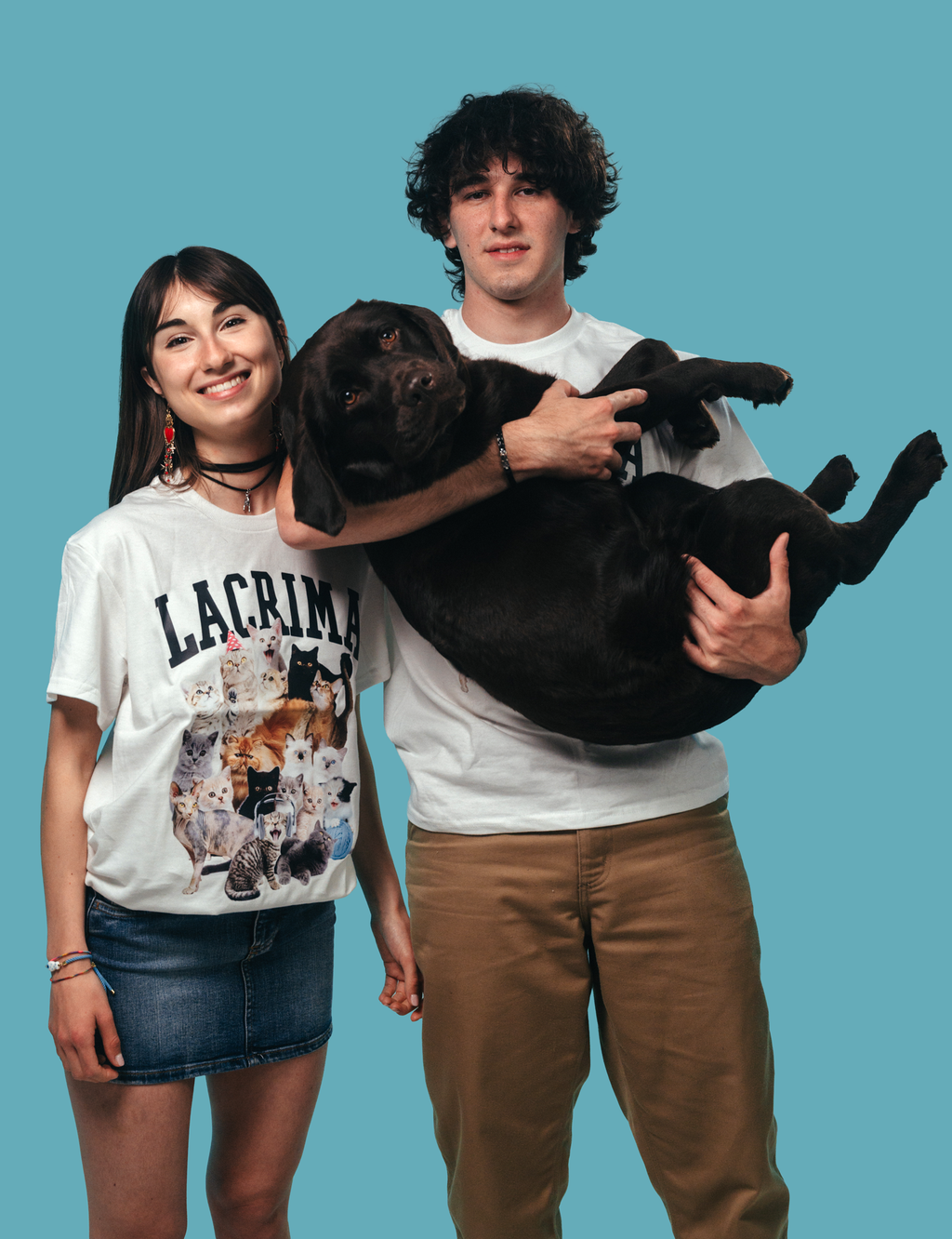 Maglietta bianca unisex con grafica lacrima e un esercito di gattini.
