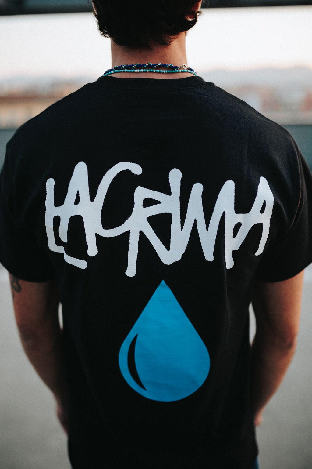 Maglietta nera unisex con grafica LACRIMA 'maxi goccia'