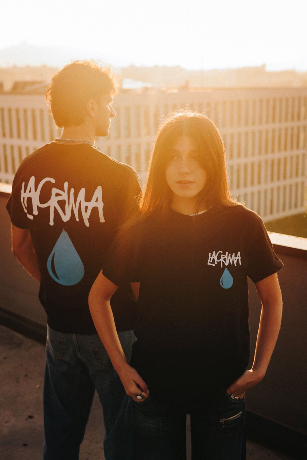 Maglietta nera unisex con grafica LACRIMA 'maxi goccia'