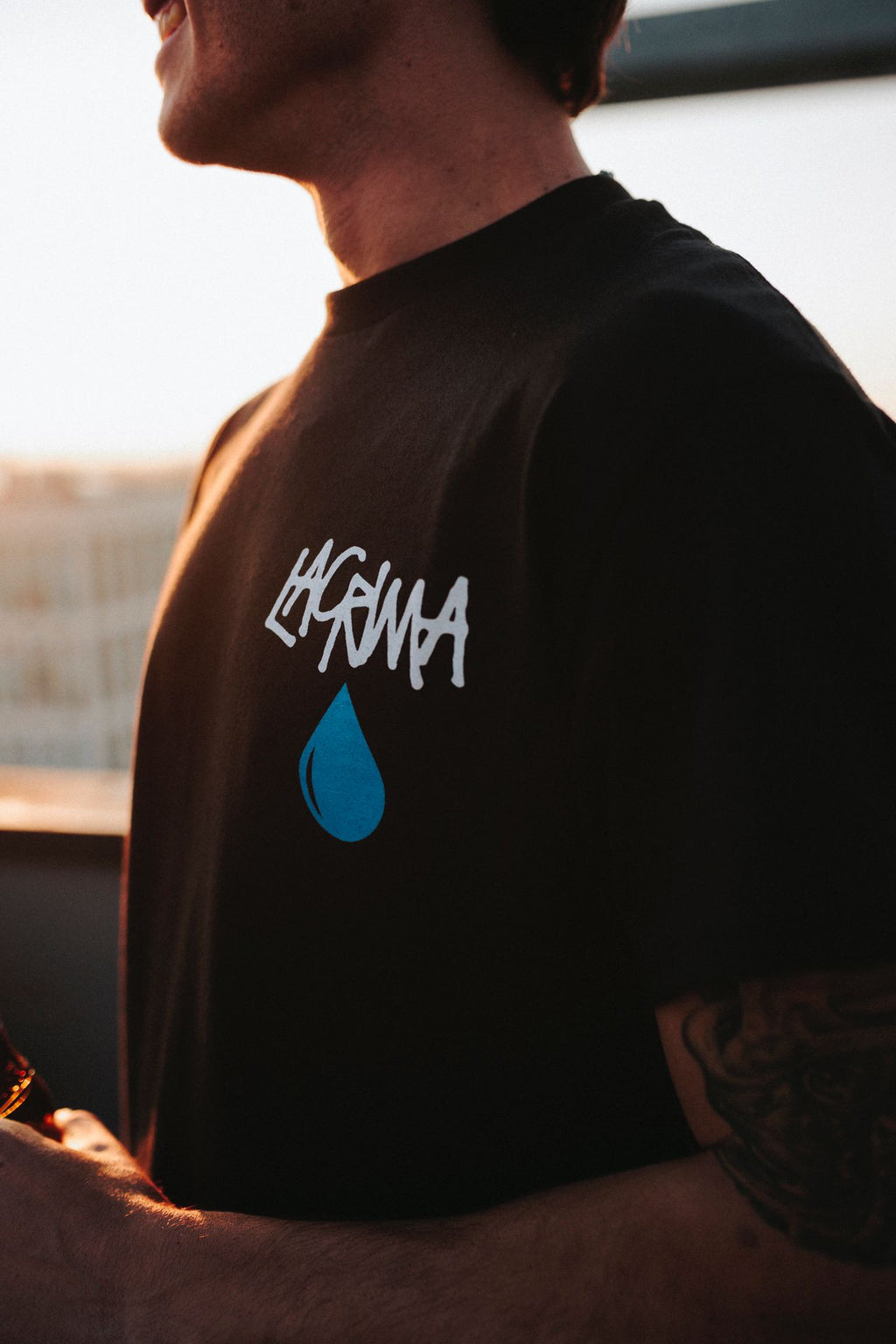 Maglietta nera unisex con grafica LACRIMA 'maxi goccia'